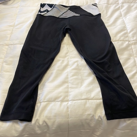 very old lululemon leggings, size 4. reversible and cropped. - Picture 2 of 7